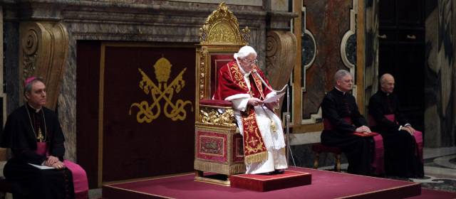 Anillo de Benedicto XVI será destruido tras su renuncia | Como se trata de una renuncia y el papa Ratzinger felizmente sigue vivo, el anillo se lo quitará el mismo y lo entregará y será machacado. FOTO AP
