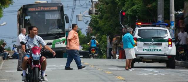 $308 mil es la multa por invadir vía de Metroplús | En la 45, la vía es exclusiva del sistema, pero se permite la Policía para vigilar. FOTO ESTEBAN VANEGAS