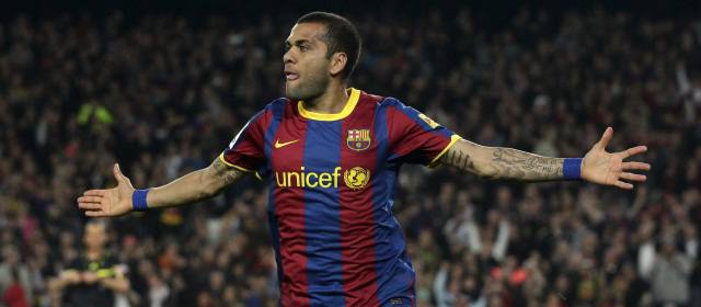 Dani Alves aseguró ser víctima de insultos racistas en el Bernabéu |