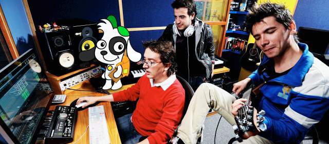 Discovery Kids tiene música paisa | Camilo Ríos, de chaqueta negra; Daniel Escobar, de rojo; y Pablo Uribe son el equipo de Estudiouno. FOTO CORTESÍA