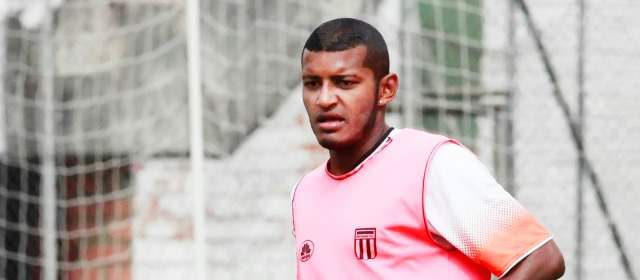 Envigado le mide el aceite a un nuevo Junior | El pereirano Carlos Ramírez se apoderó del puesto en Envigado por su buen nivel en los últimos juegos. FOTO MARIO VALENCIA