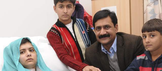 Familiares de Malala llegaron al Reino Unido | Reuters | Malala se reencontró este viernes con su familia.