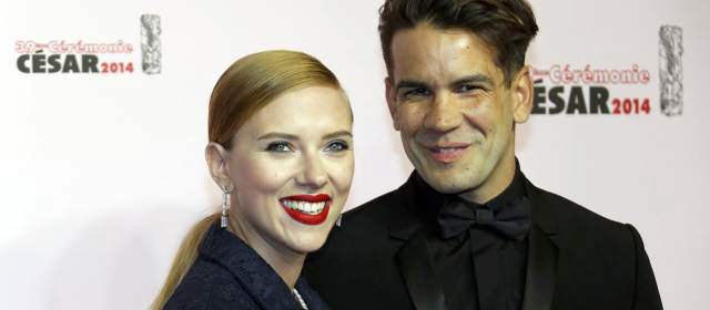 Scarlett Johansson y su novio el periodista francés Romain Dauriac. Foto Reuters