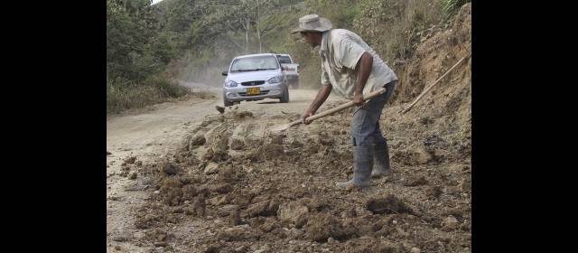 La Transversal del Caribe es una trocha de promesas incumplidas | En pasos de la vía Arboletes-Necoclí, algunos baquianos tratan de llenar huecos con material de los taludes. FOTO RÓBINSON SÁENZ