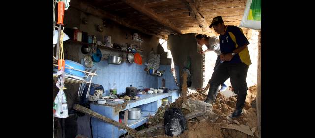 Un alud les quitó la vida a Genaro y a sus dos hijos | La cocina fue el único espacio de la casa que quedó en pie tras la avalancha. FOTO JULIO HERRERA
