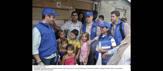 Santos sacó su "ejército" social | En una de las zonas deprimidas de Montería, el presidente Juan Manuel Santos defendió sus programas contra la pobreza y presentó lo que será su estrategia de "cogestores por un día", que ayudará a las familias a superar la miseria. FOTO CORTESÍA PRESIDENCIA