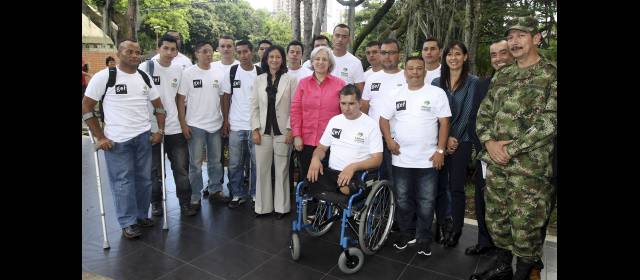 El estudio revive la esperanza de 52 soldados | Los soldados sabrán en junio si fueron elegidos para el programa de becas. Desde ahora, se esfuerzan por subir el promedio en sus estudios de primaria y bachillerato. FOTO DONALDO ZULUAGA.