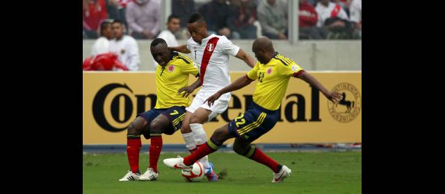 Colombia puso las ganas y la actitud para triunfar | Aunque toda la defensa colombiana terminó amonestada, su desempeño fue importante. Pablo Armero y Aquivaldo Mosquera lo ratifican en esta acción ante André Carrillo. FOTO REUTERS