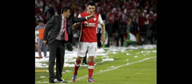 Gutiérrez es un hijo cardenal | Wilson Gutiérrez le da instrucciones a Daniel Torres. El equipo bogotano salió campeón. FOTO MAURICIO ALVARADO, COLPRENSA