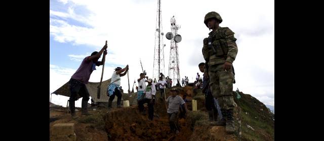 Indígenas están contra todos los actores armados: Cric | Los indígenas derribaron con estacas las trincheras del Ejército en el cerro La Torre, en Toribío, antes de desalojar a la fuerza a los uniformados. FOTO MANUEL SALDARRIAGA