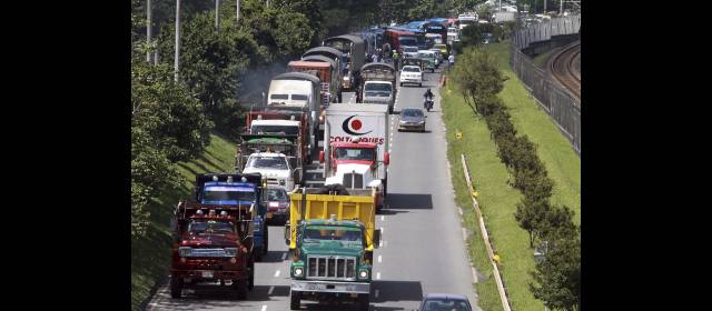 Tras protesta, conductores esperan gasolina estable | El desfile de protesta se desarrolló por el carril derecho de la Regional. El tráfico no se afectó. FOTO RÓBINSON SÁENZ VARGAS