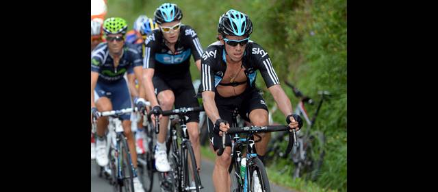 Alberto Contador aprovechó el papayazo: Rigoberto Urán | Rigoberto Urán y Sergio L. Henao se turnaron en llevar a Chris Froome. Puro equipo. FOTO team sky
