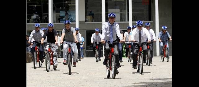 Ahora con Sibi, se pedalea dentro de la universidad Eafit | El sistema Sibi, que ayer inauguró el rector de Eafit, Juan Luis Mejía , cuenta con cinco puntos de acopio. FOTO MANUEL SALDARRIAGA