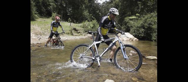 Ciclopaseo es para el disfrute entre amigos | El ciclopaseo tendrá un paso por quebrada, antes de retomar el ascenso a La Guija. FOTO RÓBINSON SÁENZ