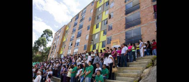 Sabaneta entregó otras 84 casas de proyecto VIP | A la convocatoria para la entrega de vivienda se presentaron 2.500 familias. FOTO ESTEBAN VANEGAS