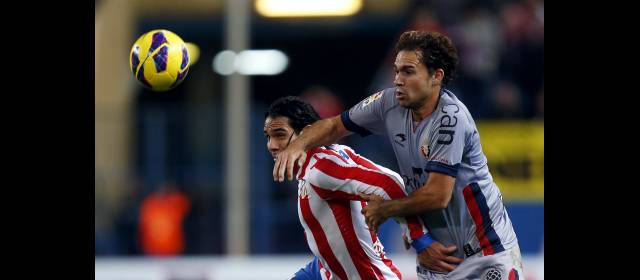 Falcao está a un gol de nuevo registro: los 50 con el Aleti | Falcao y una apretada marca de Manuel Ortiz Lolo en el juego del pasado fin de semana que ganó el Atlético 3-1. FOTO REUTERS