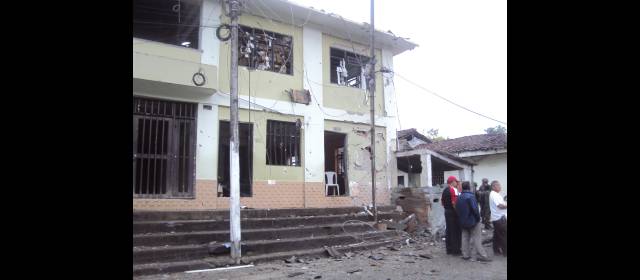 Balboa, en Cauca, supera otro bombazo de las Farc | Fueron cerca de 150 las viviendas y locales dañados por el atentado de la guerrilla. FOTO COLPRENSA