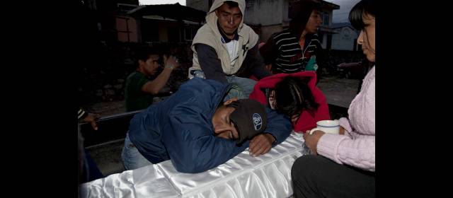 Réplicas del sismo no dejan pegar el ojo a miles de guatemaltecos | El sismo se registró a unos 160 kilómetros de Ciudad de Guatemala, capital del país. FOTO AP