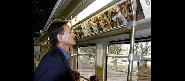 Débora Arango es viajera del tren de la cultura | Dentro de tres coches pueden encontrarse 12 obras de la artista. Cada una tiene su ficha técnica. FOTO DONALDO ZULUAGA.