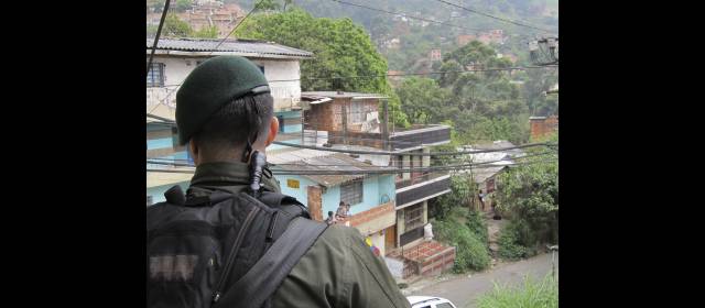 En la comuna 8 hay más que "casos aislados" | Dos muertes en la comuna 8, el martes, devuelven la tensión al sector. FOTO GUILLERMO BENAVÍDEZ