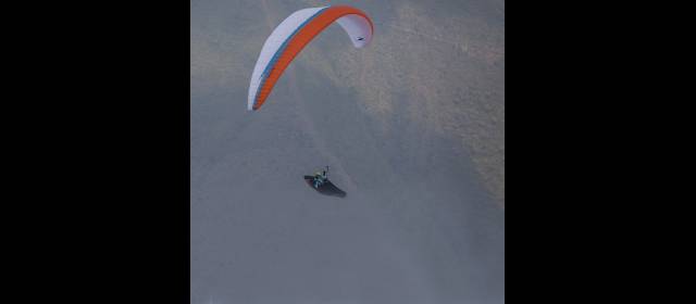 Un calarqueño vuela rápido en la Copa Mundo | Los extranjeros dominan a placer la Súper Final de la Copa Mundo de parapente en Roldanillo que ha tenido buen clima excepto un día, la semana pasada. En el recuadro Julián Carreño. FOTO CORTESÍA