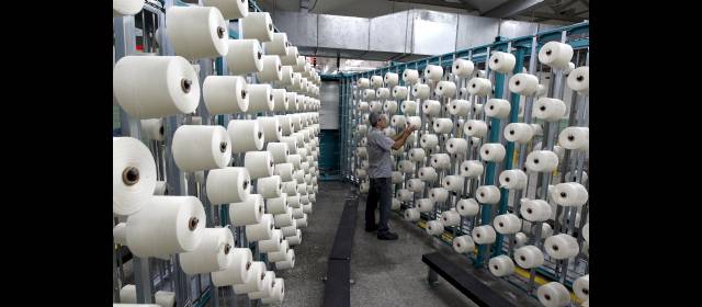 Así fue el porrazo de los accionistas de Fabricato | El municipio de Bello y una nómina de 4.200 trabajadores dependen hoy de los resultados de la textilera Fabricato. FOTO JAIME PÉREZ