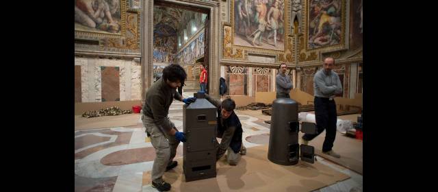 Con los electores en Roma, el próximo paso es el cónclave | Ya están dispuestas en la Capilla Sixtina las dos estufas de donde saldrá el humo que confirmará la elección del Papa. FOTO AP