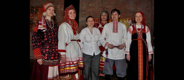 Inmersión en el universo sonoro del Conservatorio de Moscú | El Ensamble de Música Folklórica Rusa del Conservatorio Tchaikovsky es dirigido por Natalia Gilyarova, investigadora del folclor ruso. En el medio, Anastasia Novoselova. FOTO JULIO CÉSAR HERRERA