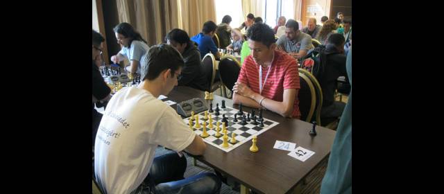 El título de Esteban no es Mundial | En Mundial de Rumania, modalidad pensado, Esteban Valderrama (de rojo) terminó once, pero fue campeón de blitz. FOTO CORTESÍA