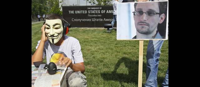 Snowden, nuevo "símbolo" del antiimperialismo en Latinoamérica | No sólo los activistas usan la figura de Snowden en su discurso, varios gobiernos del mundo han sacado ventaja de ella. FOTO REUTERS