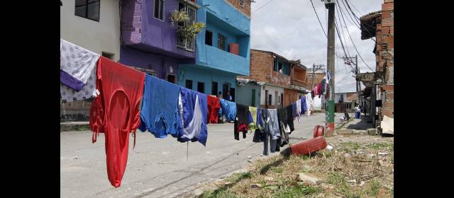 Dos meses que plantean retos e interrogantes | En la Calle Obando, también conocida como La Chirria, en Rionegro, el camino para la recuperación plena apenas comienza. El proceso puede tardar años, reconoce la Alcaldía. FOTO DONALDO ZULUAGA