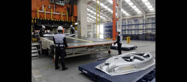 Chevrolet da el paso a la fabricación | En total son dos prensas de 2.250 y 1.000 toneladas las que usa la planta para dar forma a las 11 piezas que forman vehículos como el Sail, que rodó el presidente Juan Manuel Santos. FOTOS COLPRENSA