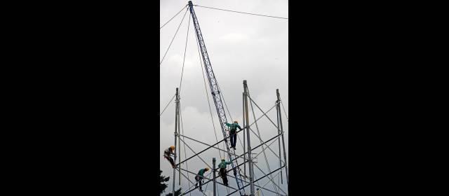 Estadio Ditaires tendrá luminarias en diciembre | De manera acelerada avanzan las obras de instalación de las torres de iluminación del estadio Ditaires. FOTO JULIO CÉSAR HERRERA