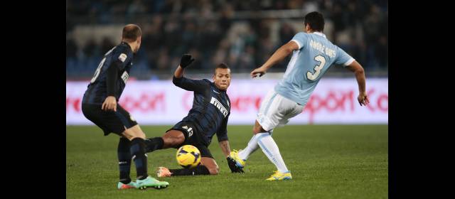 Ganó Sporting con Pardo y cayó el Inter con Guarín | Fredy Guarín (centro) reanudó ayer su temporada con Inter de Milán luego de su descanso en Medellín. FOTO REUTERS