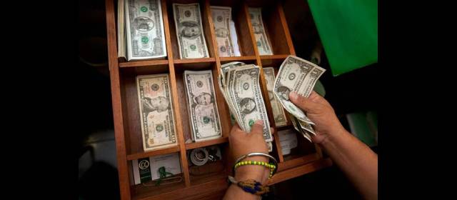El dólar terminaría la semana cotizándose en $1.920: sondeo | Si busca vender dólares, debe saber que los cambistas, en promedio, tienen un precio de compra de $1.968. FOTO COLPRENSA