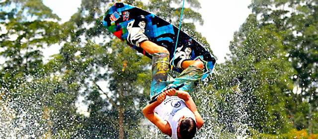 El wakeboard salta alto en Antioquia | Las acrobacias del wakeboard se disfrutan en Llanogrande. En acción, Tomás Restrepo. FOTO JULIO CÉSAR HERRERA