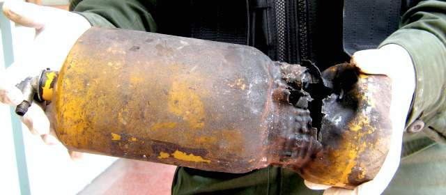 Armas no convencionales alertan en la U. de A. | Según el agente de la Sijín, la activación de un extintor como este ocasionó la lesión del patrullero del Esmad. FOTO JUAN C. VALENCIA