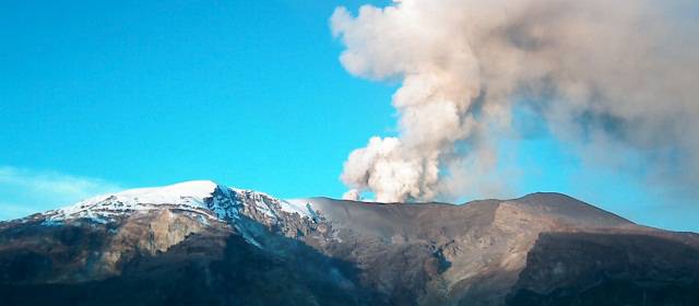 Se mantiene la vigilancia del volcán Nevado del Ruiz | Cortesía Ingeominas | La columna alcanzó una altura de 1.800 metros.