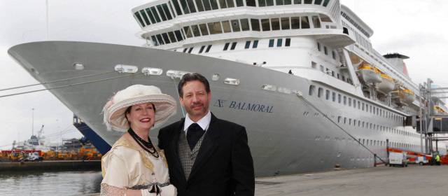 Crucero rinde homenaje al Titanic haciendo su mismo recorrido | Los pasajeros acudieron al barco vestidos con trajes de la época. Foto Reuters