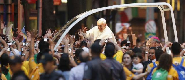 Papa llevó mensaje de fe e igualdad a Río de Janeiro | La cercanía del Papa Francisco con la gente se evidenció durante su recorrido en el papamóvil por el centro de la ciudad, en el que se le notó incluso más entusiasmado que la muchedumbre. FOTO REUTERS