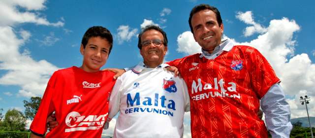 El DIM es mi casa: Óscar Pareja | Diego Alejandro (hijo), Óscar (padre) y Óscar Alexánder Pareja, tres generaciones que aman al DIM. FOTO JUAN ANTONIO SÁNCHEZ