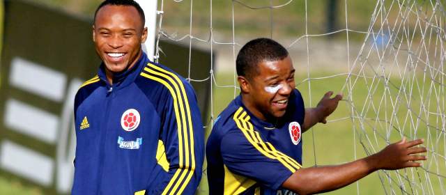 Juego de Colombia exige cambios más profundos | Los jugadores están contentos, como se ven Camilo Zúñiga y Dorlan Pabón, pero reconocen que en Ecuador deben mejorar. FOTO REUTERS