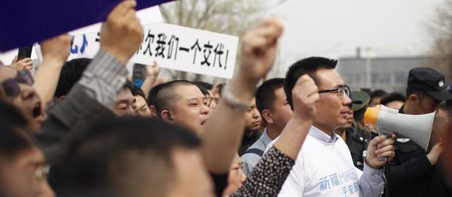 Las familias se enfurecieron al suspenderse la sesión informativa que cada mañana organizaban las autoridades malasias. FOTO AFP