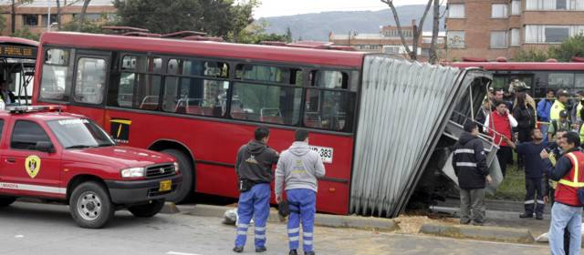 Bus de Transmilenio se partió en dos tras choque con otro vehículo | Las autoridades iniciarán las investigaciones del caso para definir las causas. Foto Colprensa.
