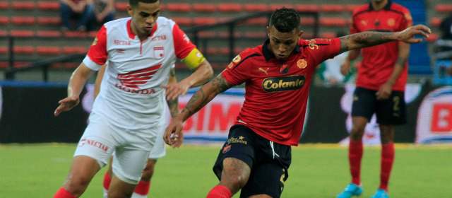 Al DIM le falta orden y equilibrio | Amilcar Henríquez, acosado por Yulián Anchico, apoyó el ataque rojo. FOTO RÓBINSON SÁENZ