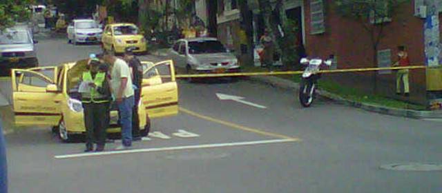 Asesinado líder indígena en Prado Centro | En este taxi se desplazaba el líder indígena Ismael Hurtado cuando fue atacado por los fleteros. Foto cortesía.