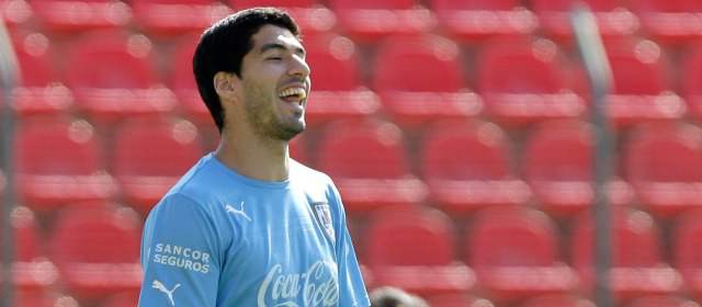 Italia-Uruguay, o el adiós de uno de los poderosos | Luis Suárez, uno de los goleadores del Mundial, es el jugador que no deja dormir tranquilos a los defensas de Italia. FOTO AP