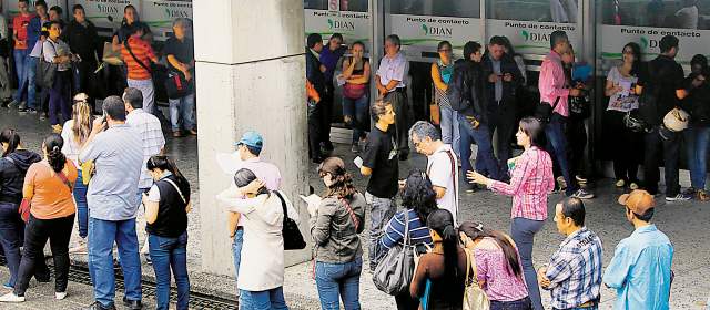 Con filas y tiempo se paga formulario gratis de Dian | Unas 450 personas esperaban ser atendidas ayer en la entrada al punto de atención de la Dian, en La Alpujarra. FOTO JULIO C. HERRERA