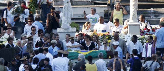 Oscar Niemeyer fue sepultado en Río de Janeiro | El cadáver fue velado este viernes en el Palacio da Cidade, sede oficial de la alcaldía carioca, y el féretro, cubierto con la bandera de Brasil. FOTO REUTERS