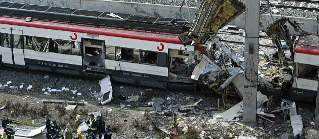 El 11 de marzo de 2004, a las 07:40 am, 10 bombas explotaron a bordo de cuatro trenes de cercanías en Madrid, ataque reivindicado por la red terrorista Al-Qaeda. FOTO AFP